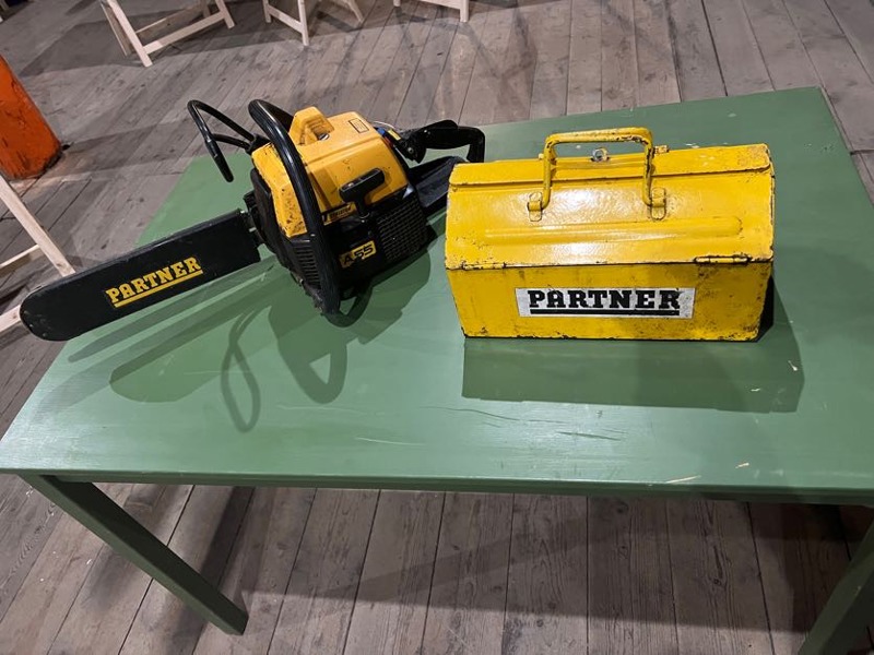 Motorsåg  tillbehör + metallåda