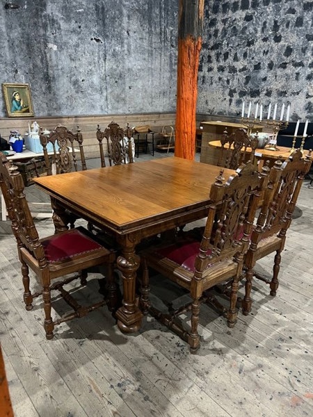 Nyrenässans matsalsmöbel