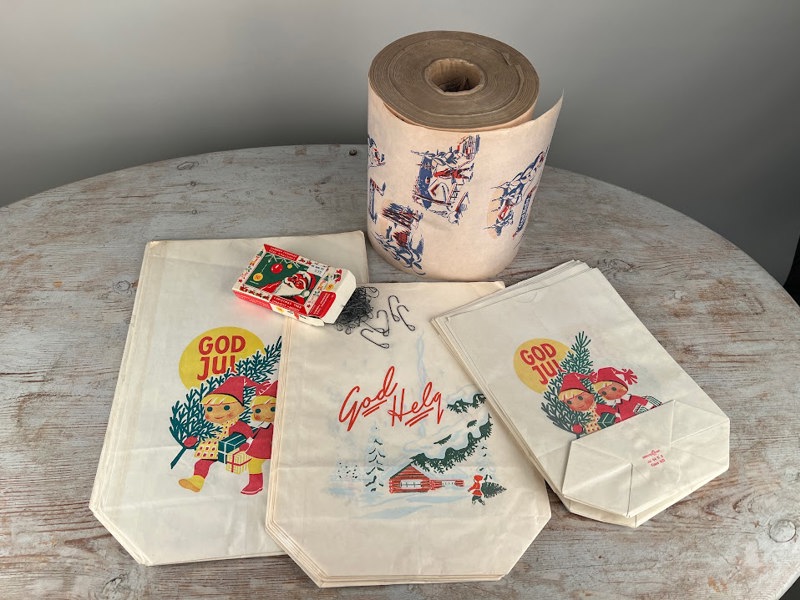 Omslagspapper äldre rulle med julmotiv & påsar+ julgranskrokar