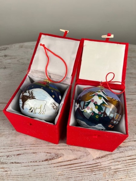 WWF julkulor i glas handmålade