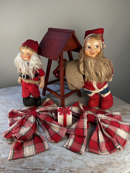 Gardinomfång rutiga rosetter +tomtar+träställning