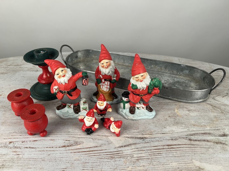Äldre tomtar + bricka i zink +ljusstakar