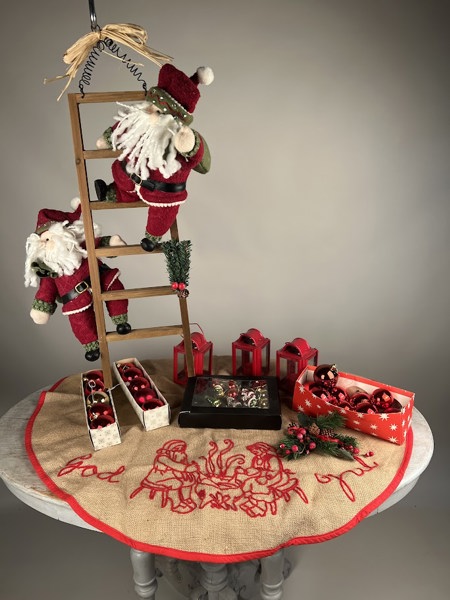 Julgransmatta i väv + tomtar på stege, julkulor mm.