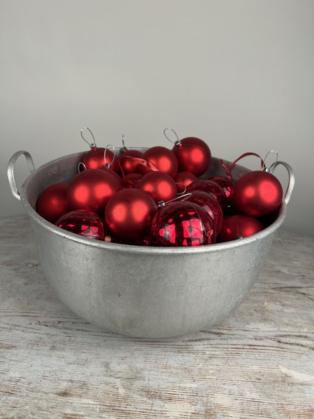 Större zinkgryta fylld med julkulor