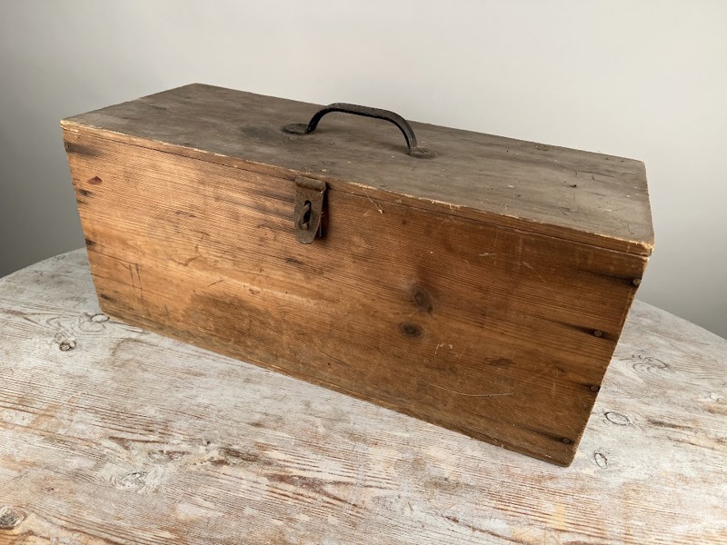 Låda äldre metallhandtag+lås