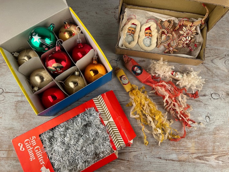 Äldre glaskulor + pynt 