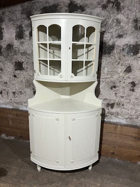 Hörnskåp Stil Gustaviansk