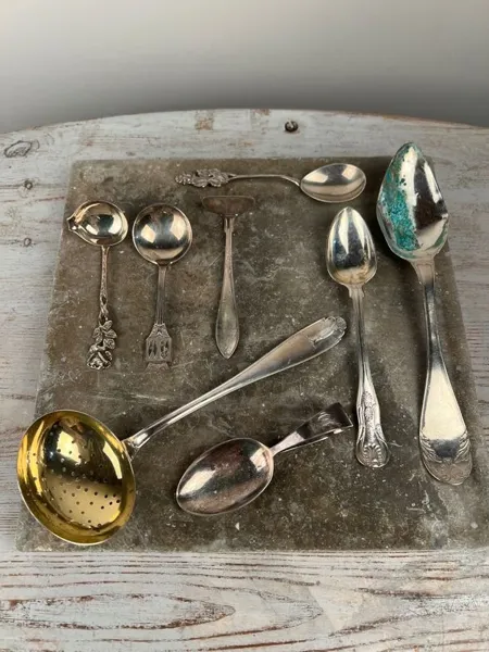 Diverse silverskedar. 