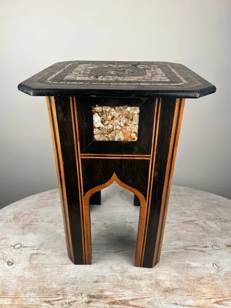 Orientaliskt sidobord