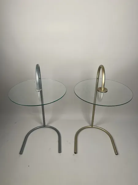 2 glasbord med metallstomme