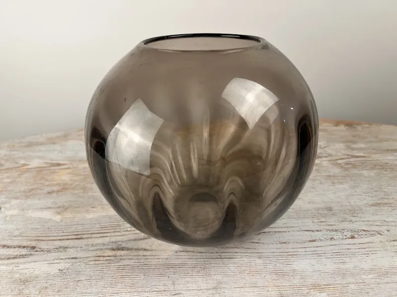 Vas rund rökfärgat glas