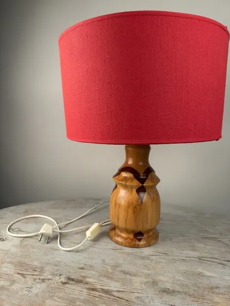 Bordslampa svarvad träfot 