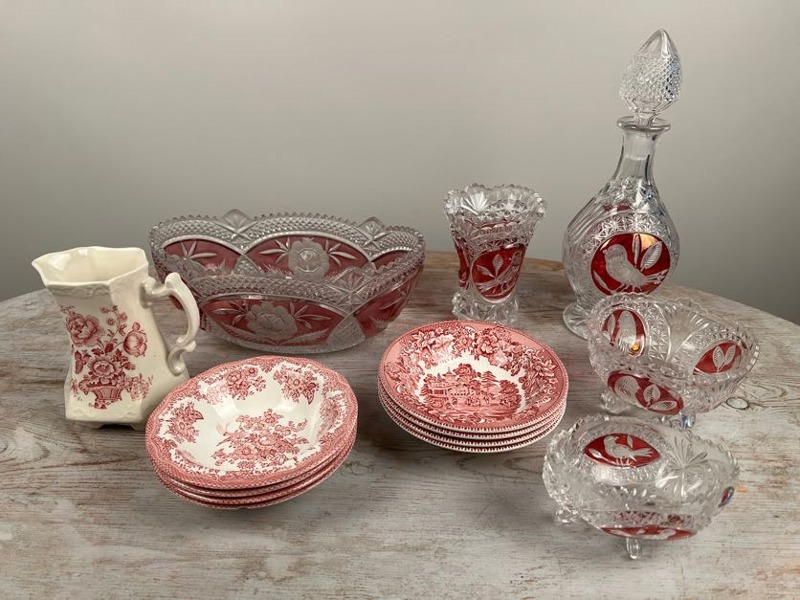 Delar rosa/rött glas & porslin