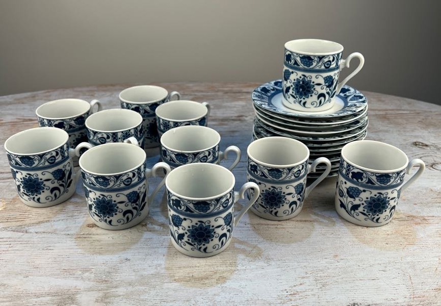 Blåvita kaffekoppar med fat