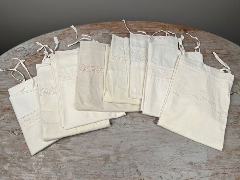 8 handbroderade örngott