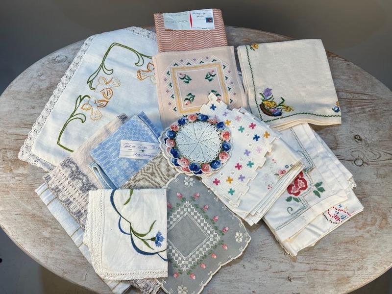 Dukar handbroderade