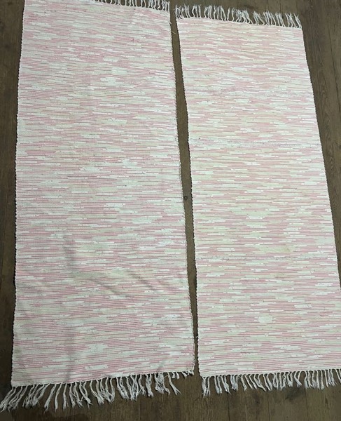 Paret rosa trasmattor