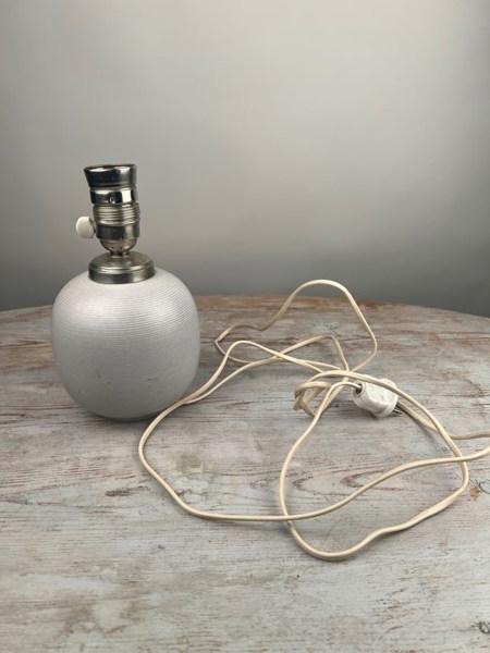 Bordslampa ljusgrå
