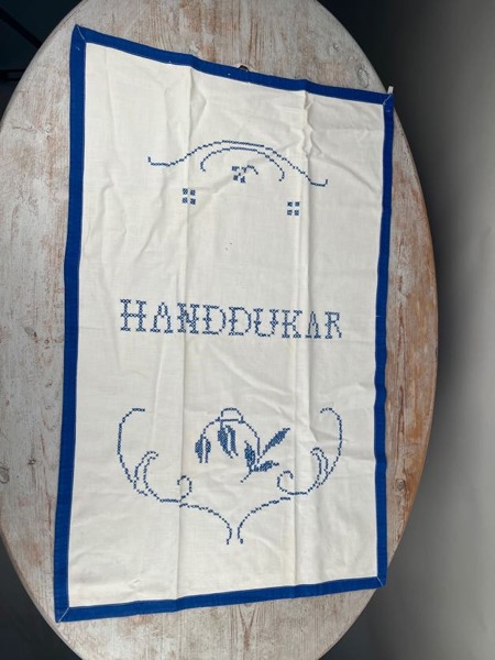 Handbroderad bonad 