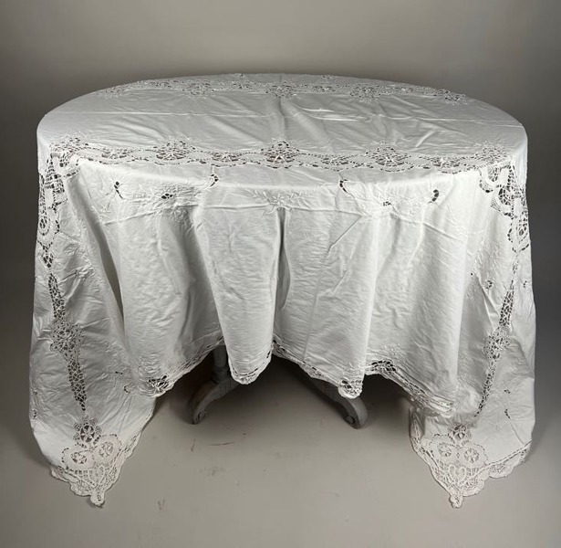 Duk Handbroderad