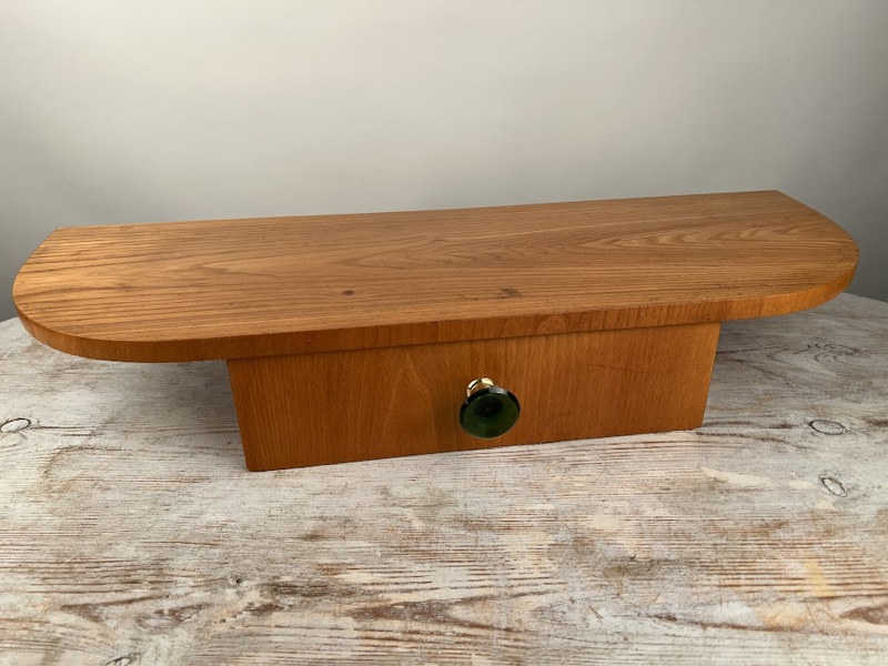 Vägghängt sängbord, Stiletto