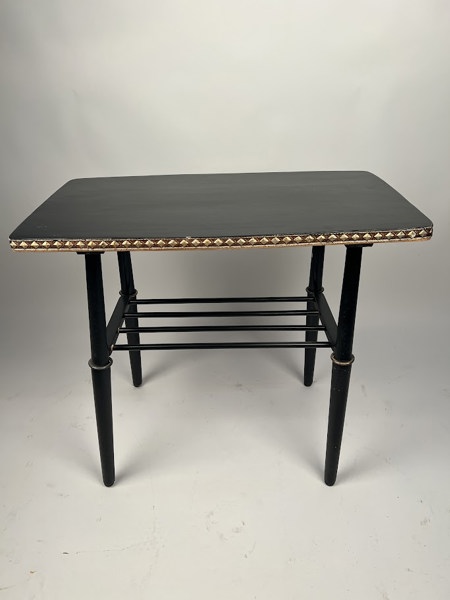 Bord med metalldetaljer